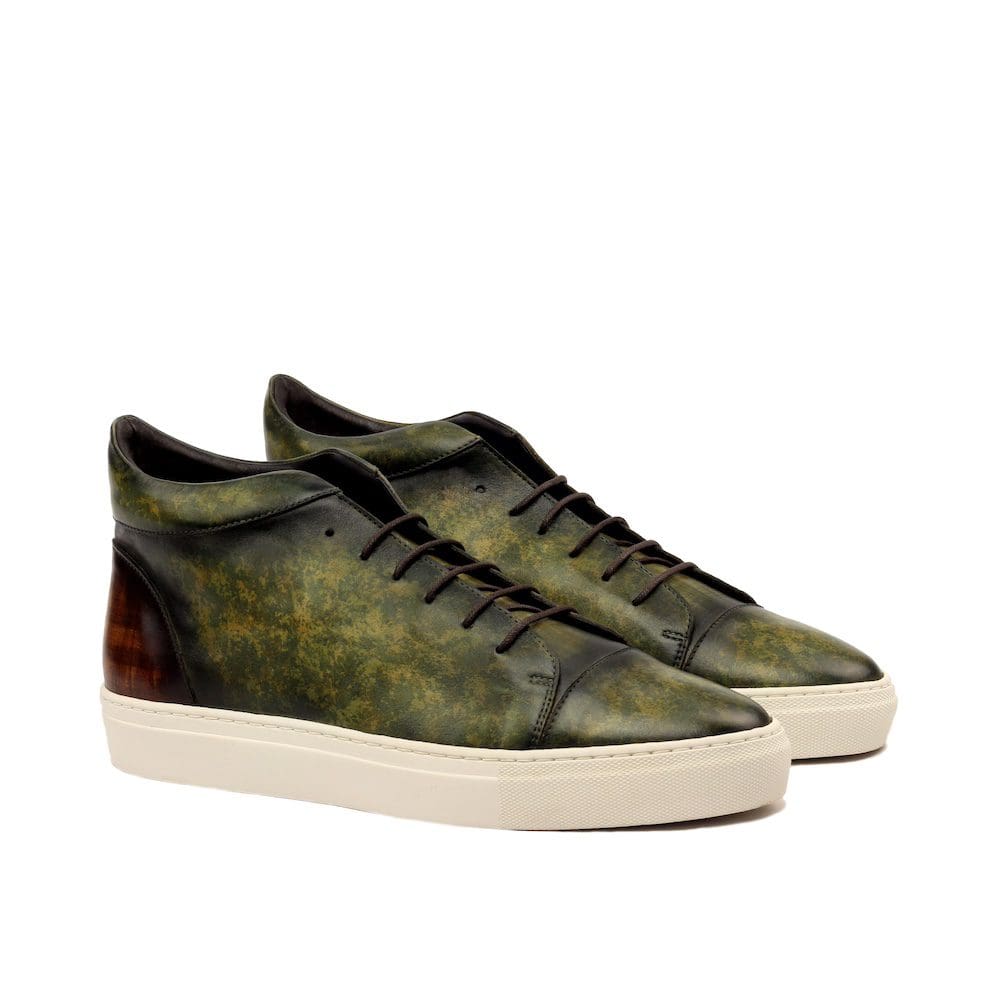 High top sneakers met een hand geverfd groen patina
