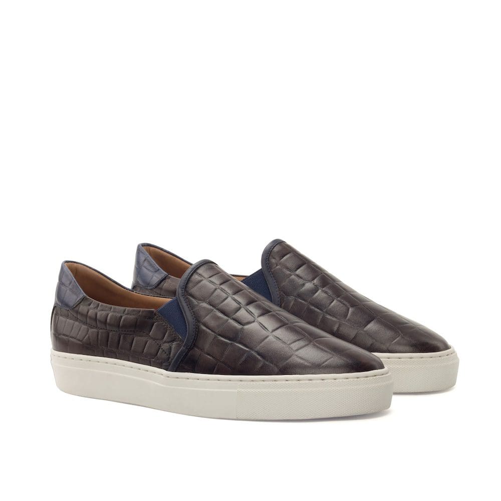 Donkerbruin crocoprint slip on schoenen met navy elastiek