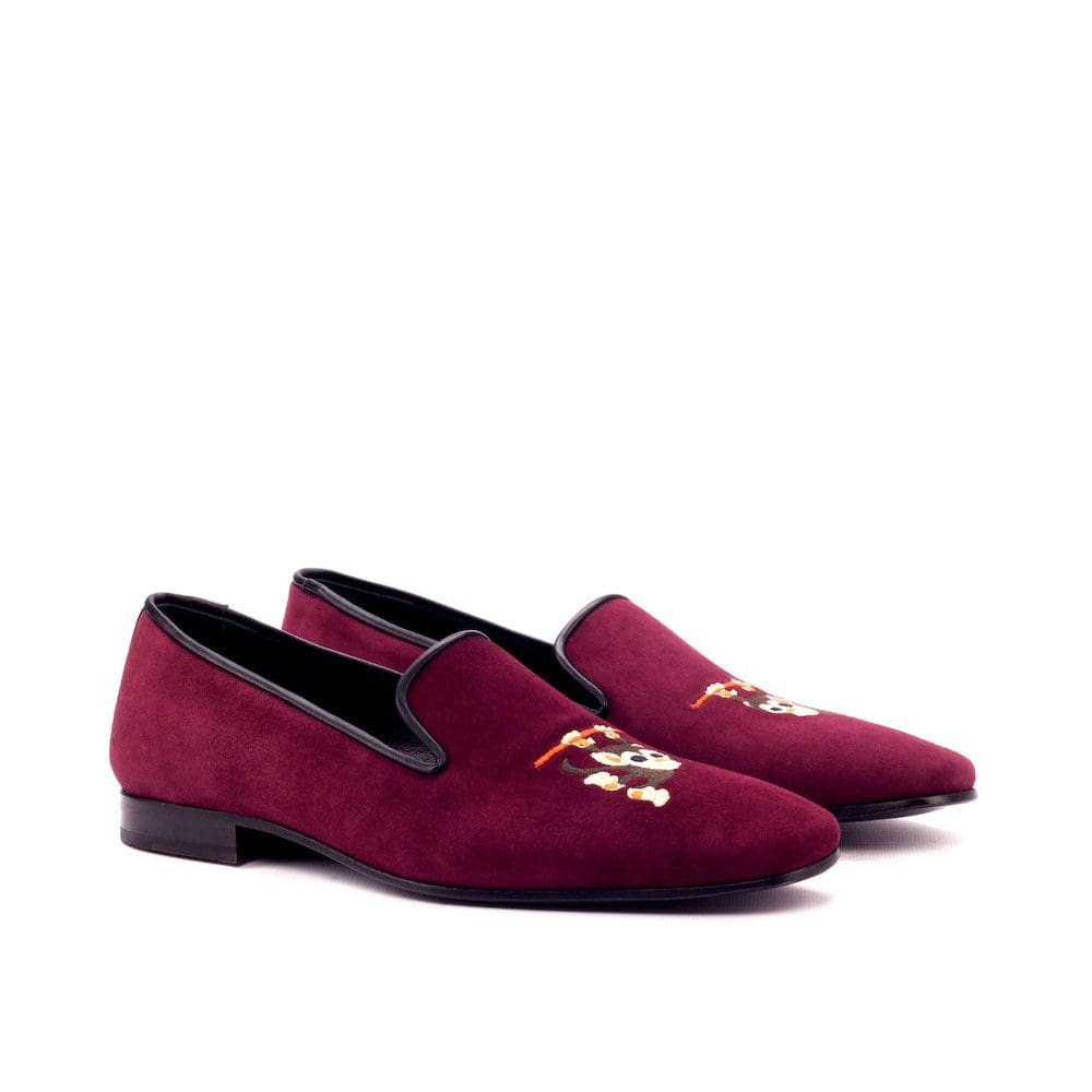 Donkerrode suede slipper met borduursel