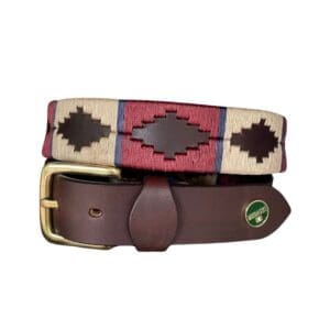 Bruin leren poloriem met wasgaren in bordeaux rood en naturel. Afgewisseld met een donkerblauw streepje.