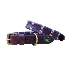 Polo halsband met donkerblauw garen. Afgewisseld met een wit-rood-witte verticale lijn.