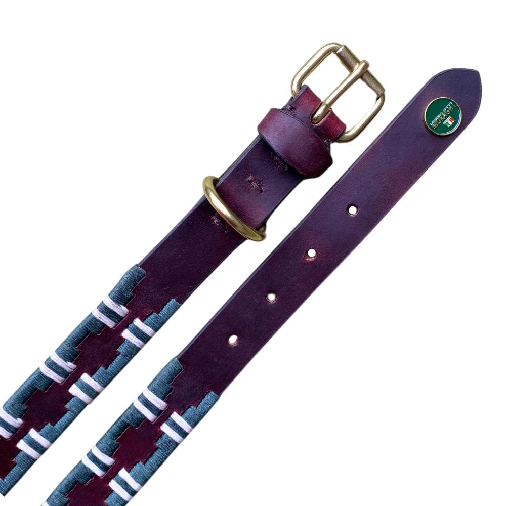 Detail groene polo halsband. Gesp en logo