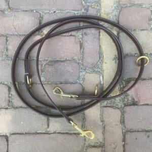 Multifunctionele leren hondenlijn liggend op stenen ondergrond