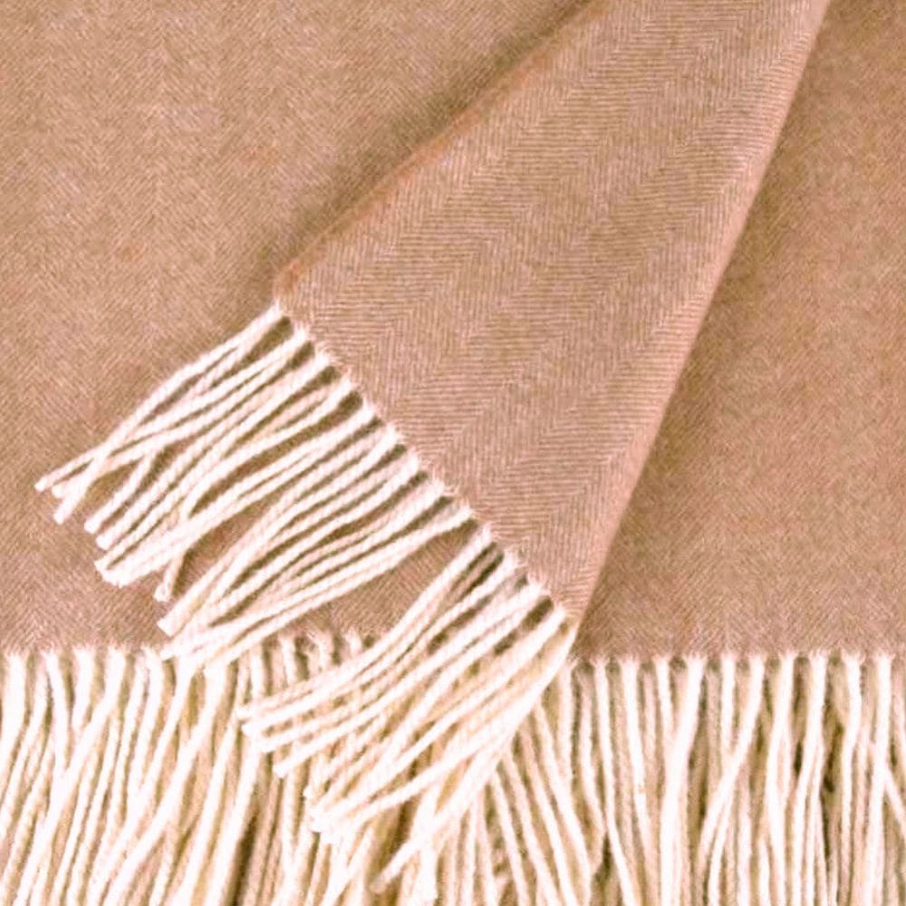 Detail van de visgraat in de camel poncho