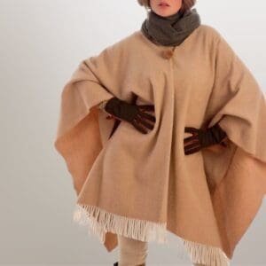 Model met camel poncho van merino lamswol