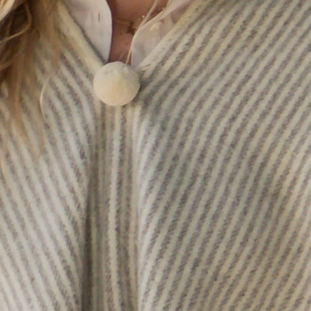 Detail halslijn van een traditionele spaanse poncho met pompom