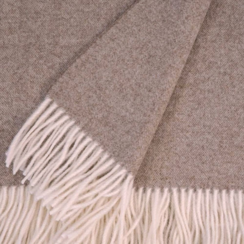 Detail visgraat van de taupe Grazalema poncho