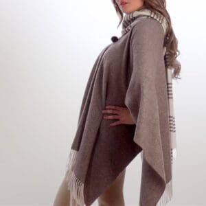 Taupe kleurige poncho van merino lamswol