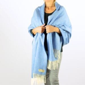 Zacht lichtblauwe stola van lamswol gedragen door een model