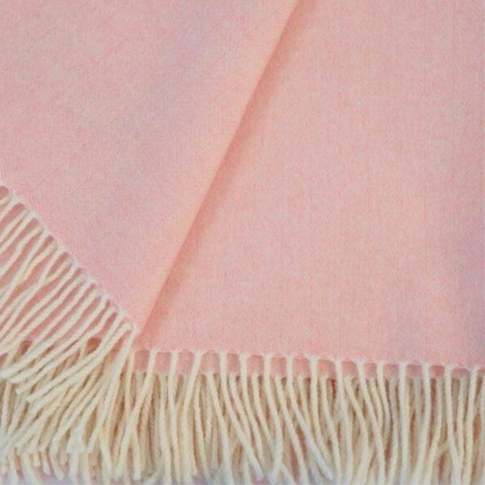 Kleur detail van de merino lamswollen stola in rose
