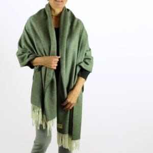 Model met groene stola van merino lamswol