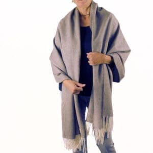 Taupe stola van merino lamswol