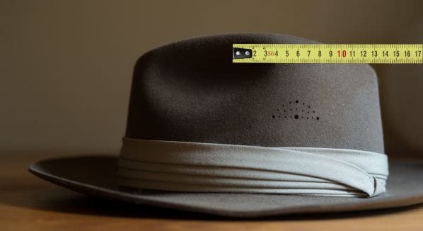 Vilten hoed met een meetlint erbij