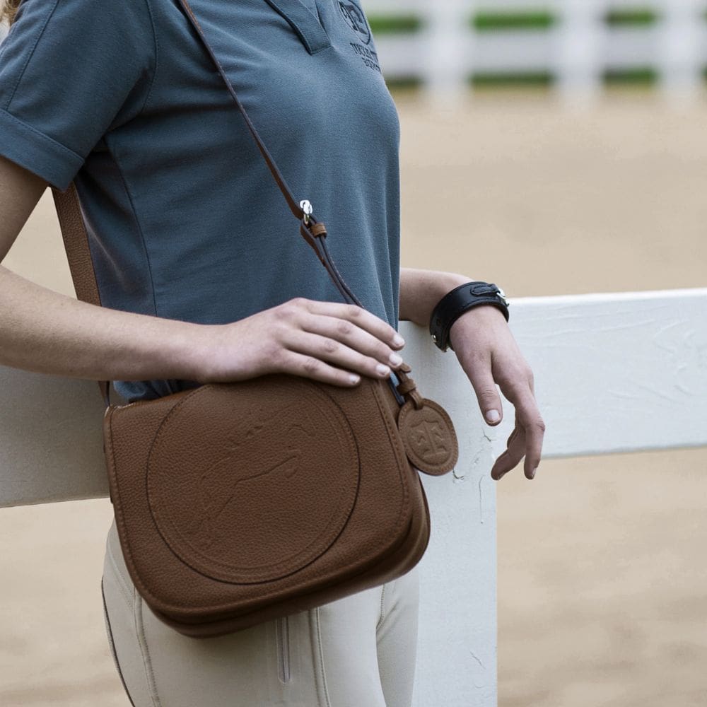 Model met de Camden crossbody schoudertas