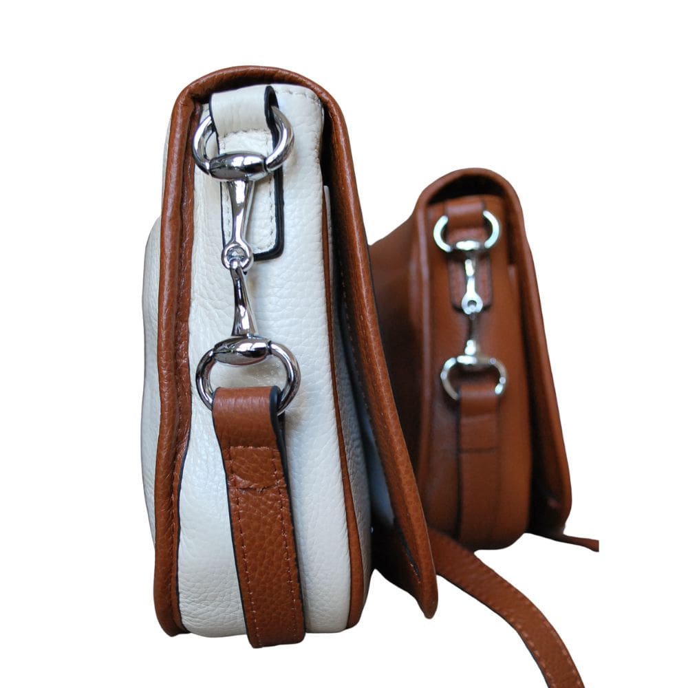 Zijkant van de Camden tas waarop de bitjes te zien zijn