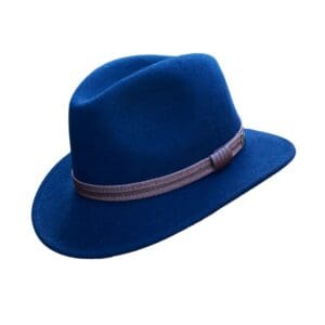 Donkerblauwe wolvilt fedora hoed met bruin stoffen band.