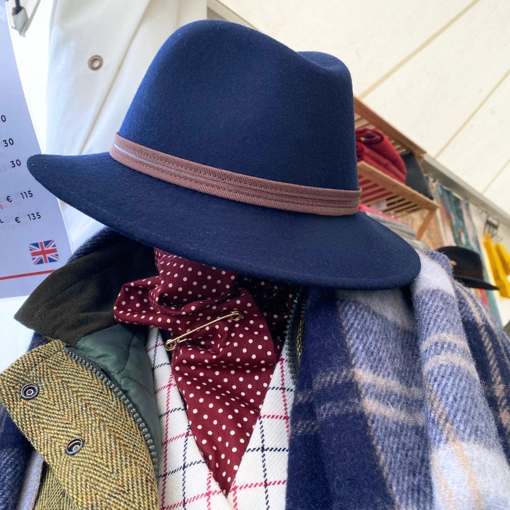 Navy fedora op een paspop