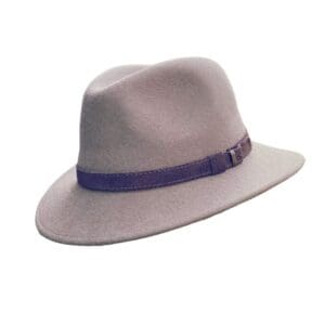 Fedora hoed in camel wolvilt met een bruin suede band