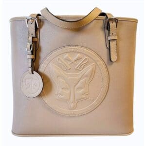 Zandkleurige leren shopper met een reliëf van een vossenkop.