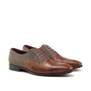 Oxford schoenen in cognac gekleurd kalfsleer in combinatie met een wollen tweed.