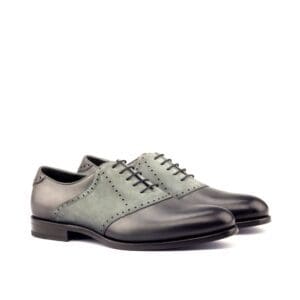 Licht grijs suede met donkergrijs kalfsleer voor deze Saddle oxford schoenen