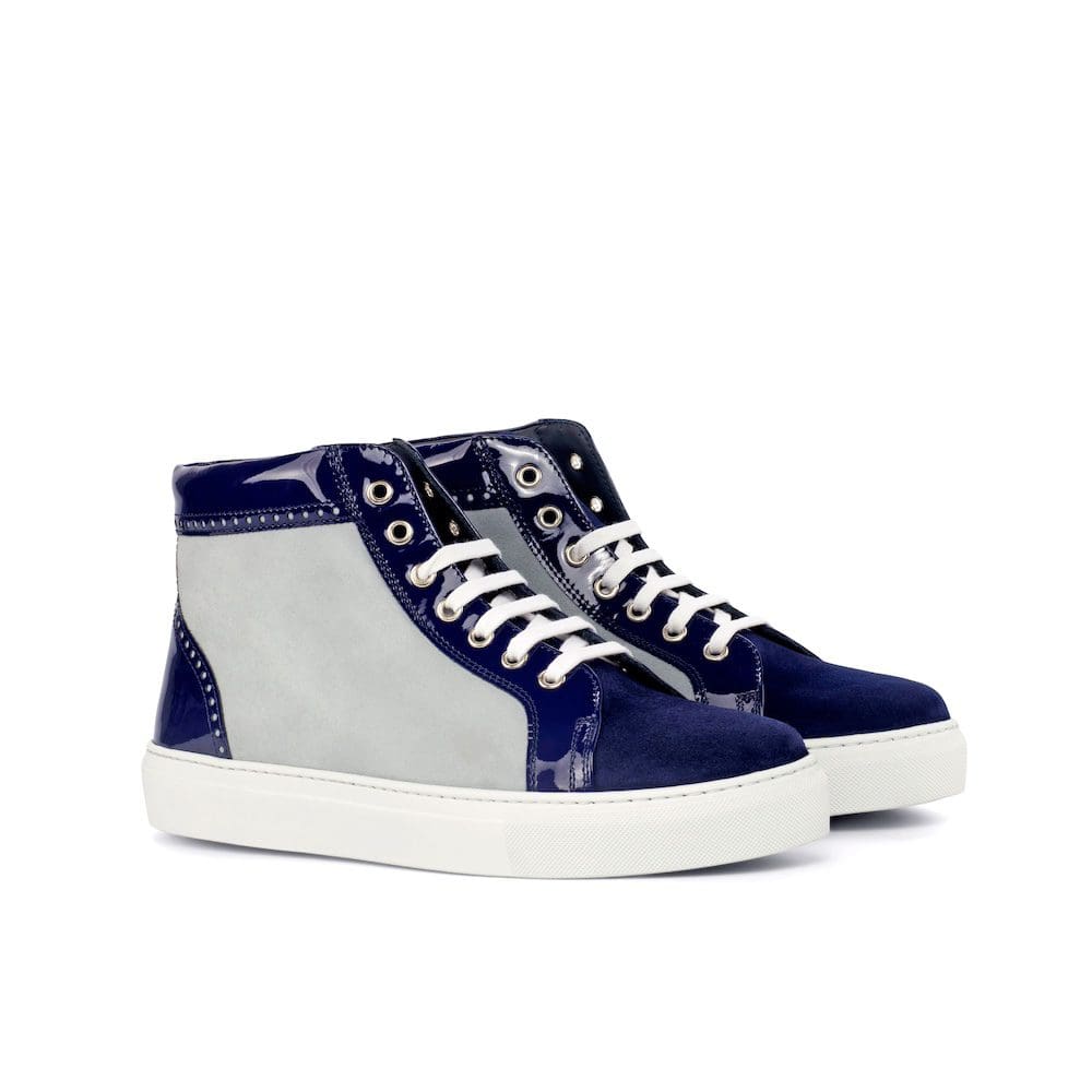 hoge model sneaker in grijs suede met blauw lakleer