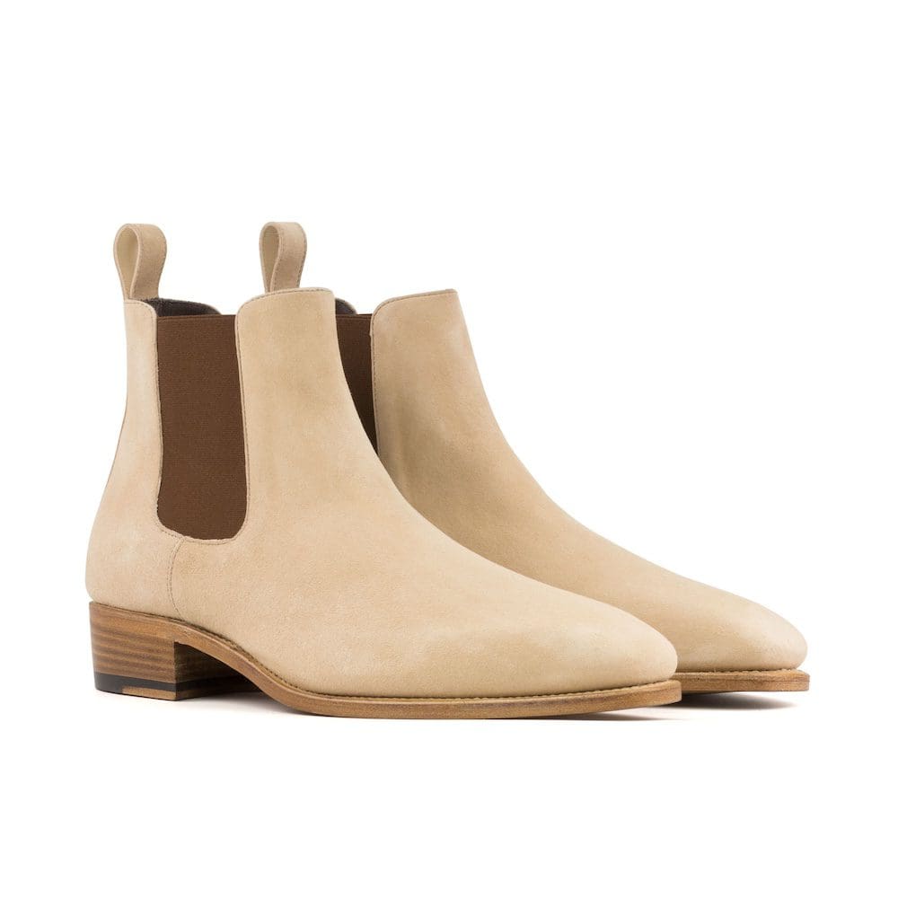 Zandkleurige suede chelsea boots met bruin elastiek.
