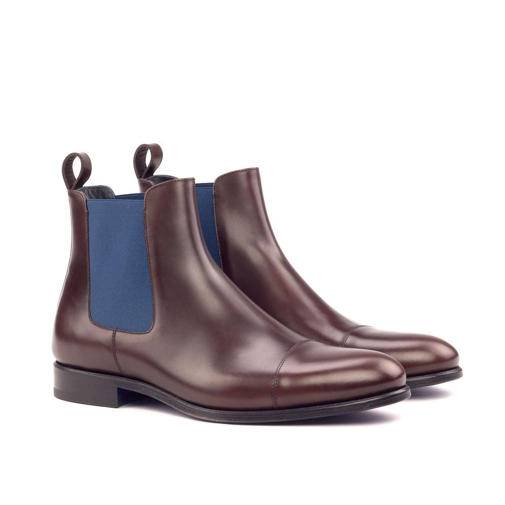 Bordeaux rode chelsea boots met blauw elastiekje en een toe cap.