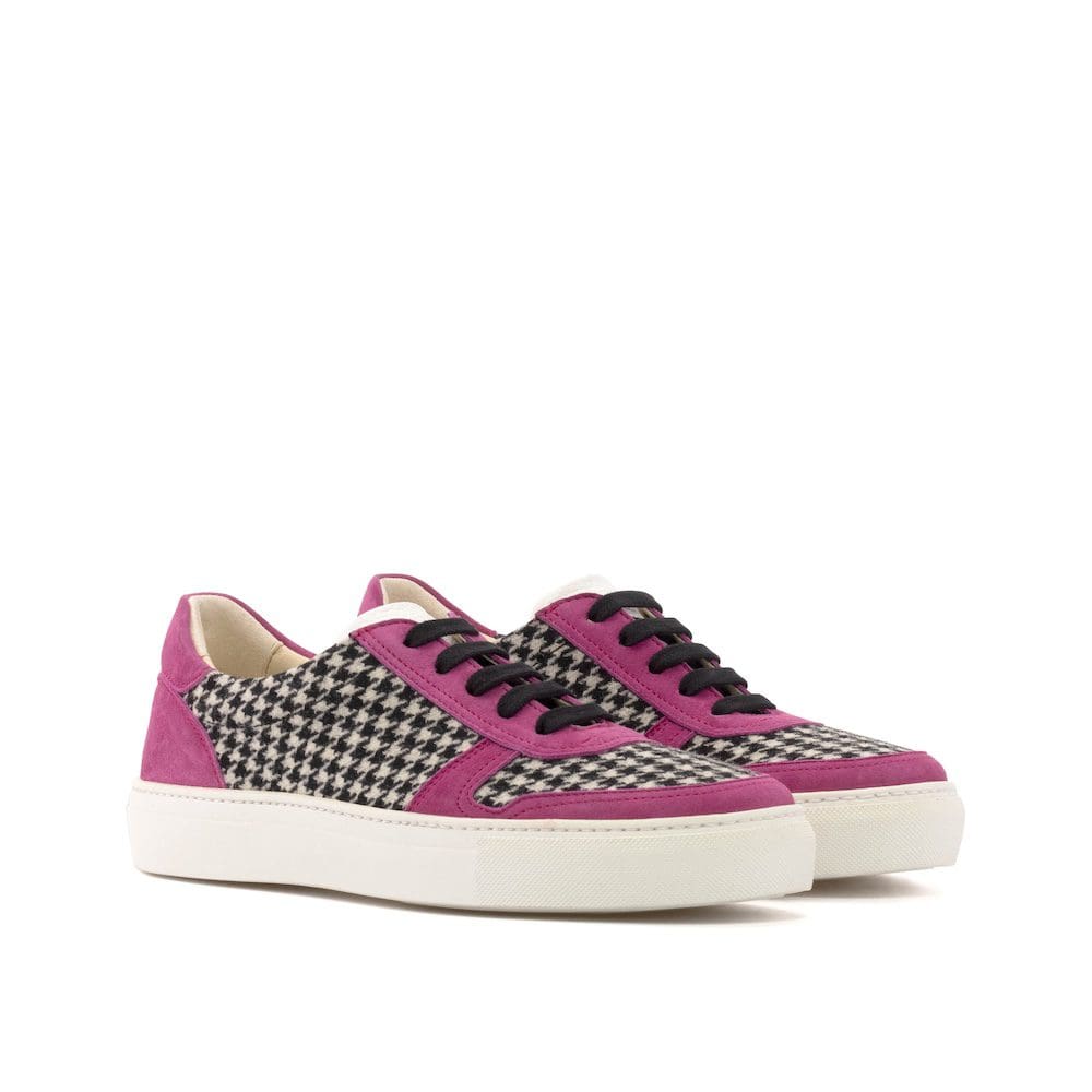 Crawford sneakers in rose suède gecombineerd met een zwart-witte houndstooth