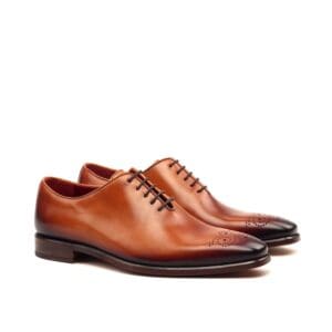 Whole cut met brogues neus en burnishing.